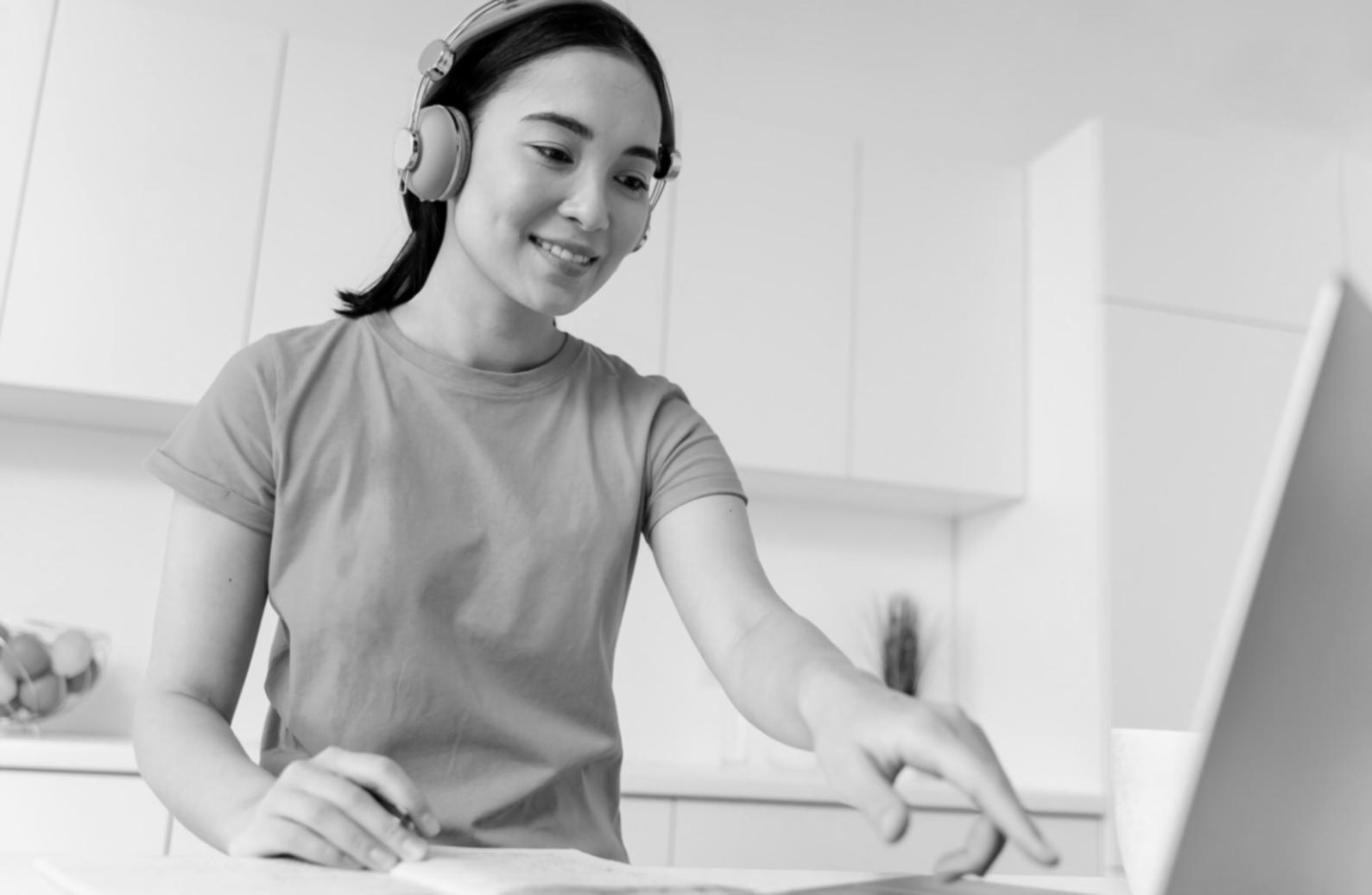 Studente che lavora su progetti di web design al computer